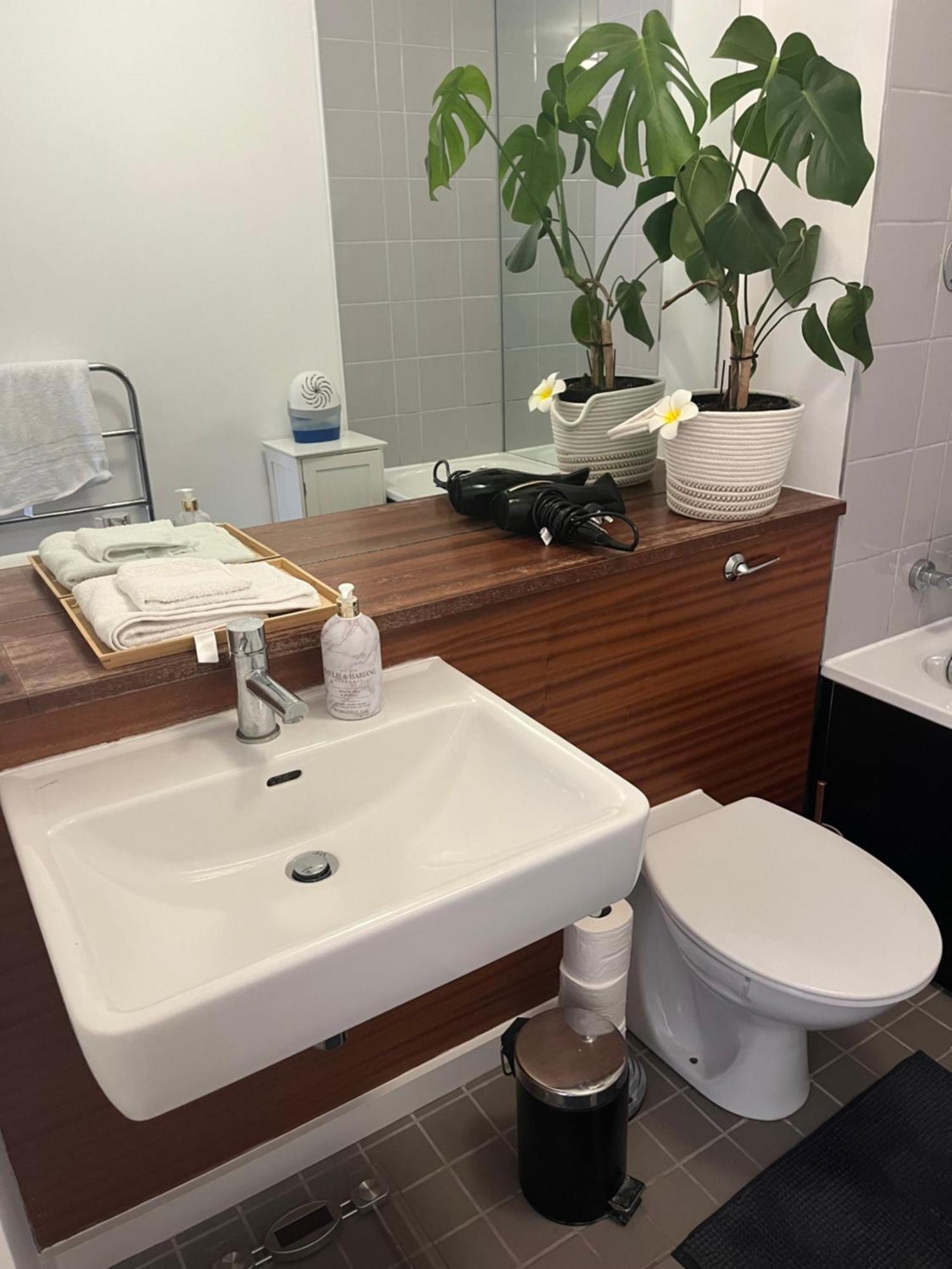The Room King Size Bed And Private Bathroom Dublín Exterior foto