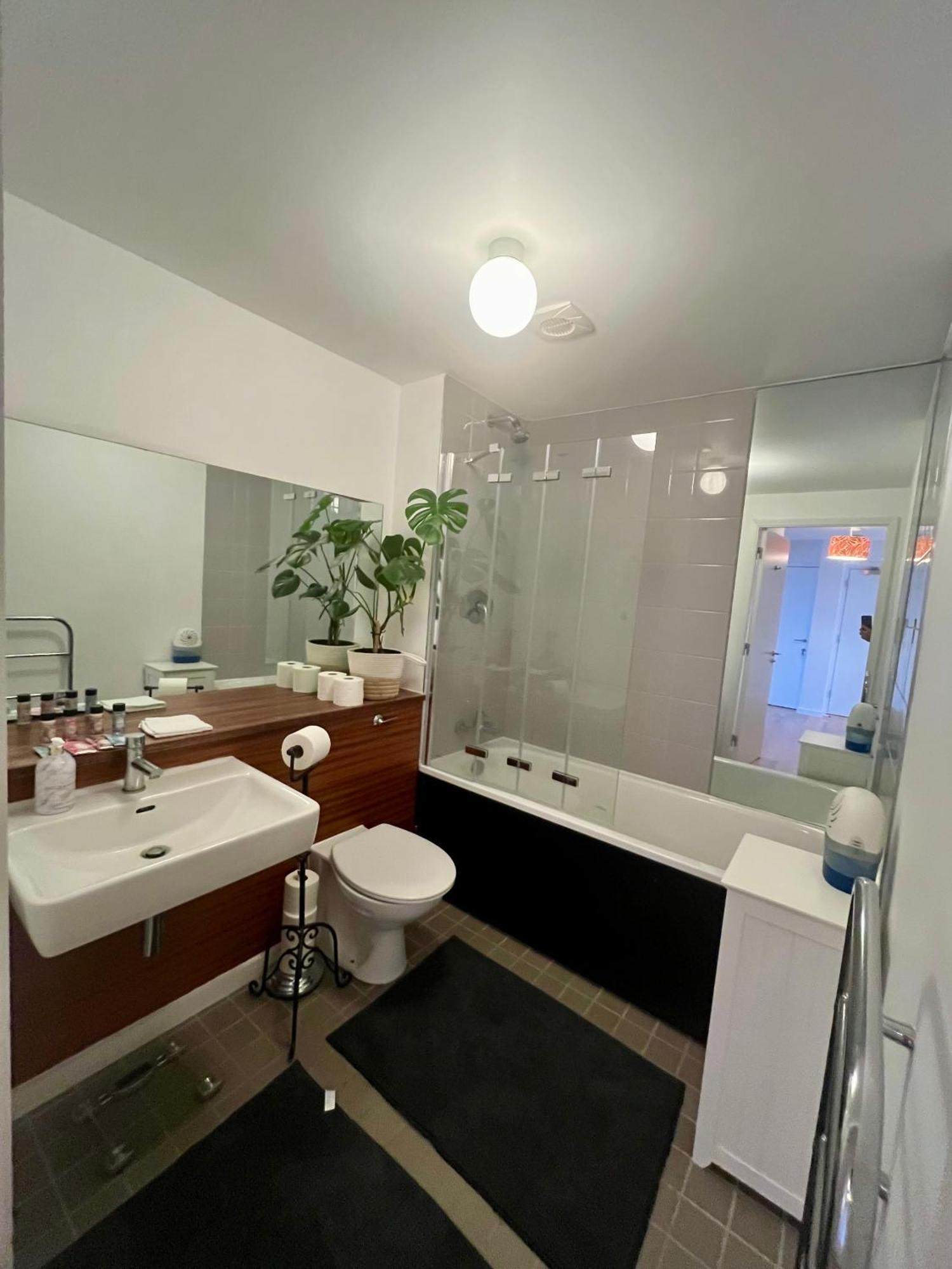 The Room King Size Bed And Private Bathroom Dublín Exterior foto
