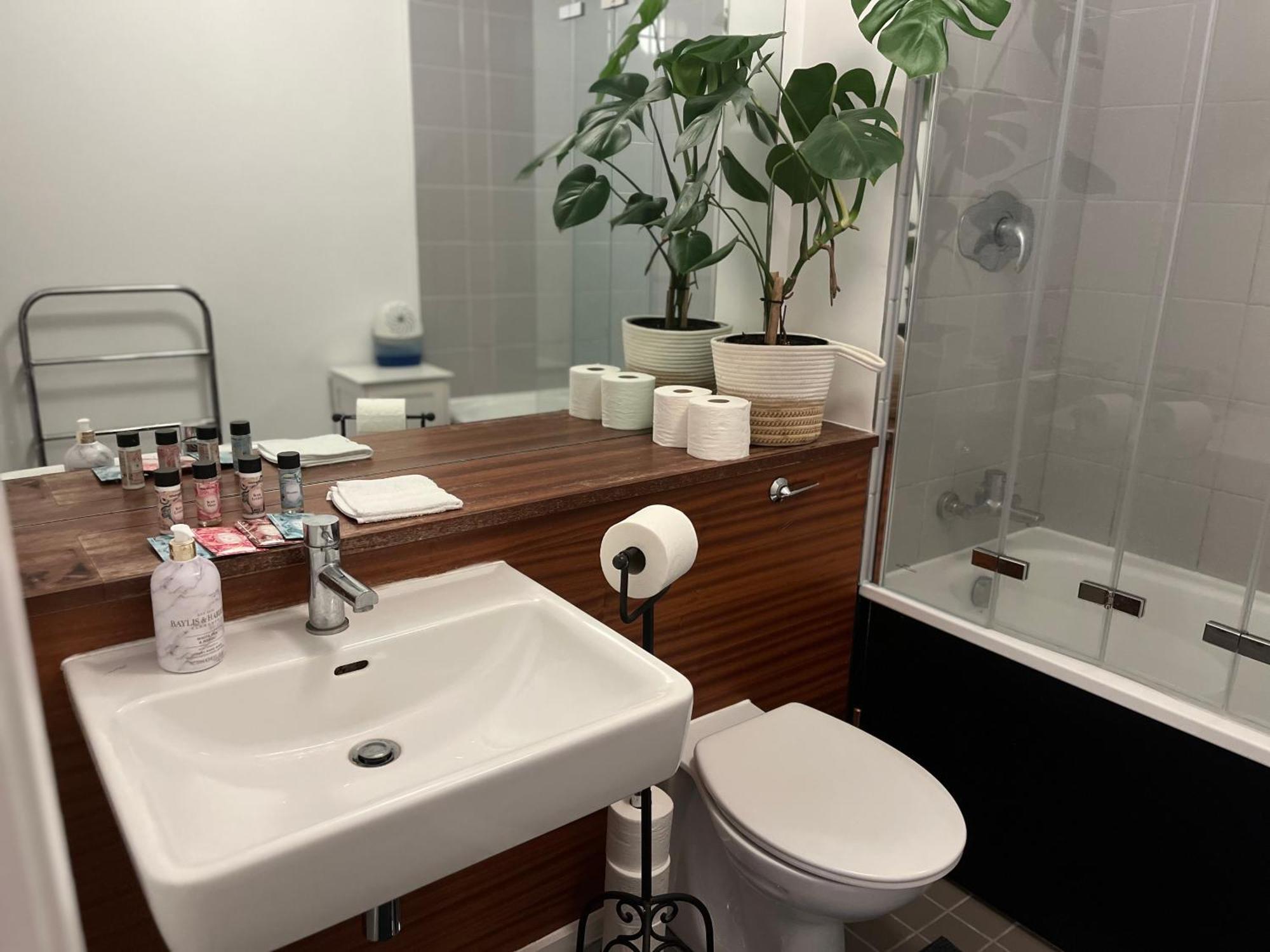 The Room King Size Bed And Private Bathroom Dublín Exterior foto